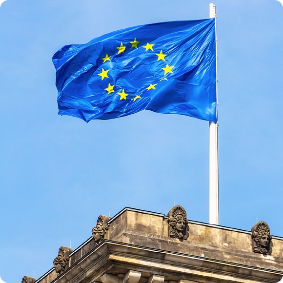 Bandera de la Unión Europea sobre un edificio público